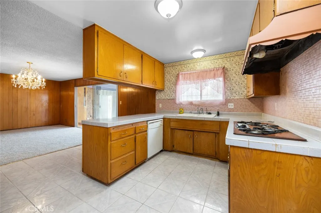 19327 Galway Ave, Carson, California 90746 home-pic-8